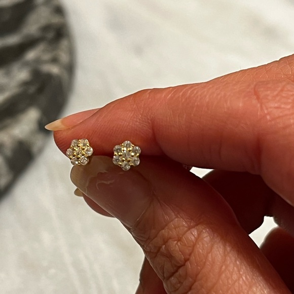 Stunning flower stud earrings - Picture 5 of 6